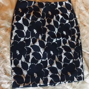 ❄️🎄Ann Taylor petite black lace pencil skirt